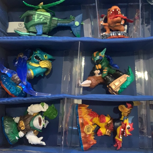 SKYLANDERS Collection & Case. 24 SKYLANDERS, 3 Trap Team crystals, and case. - Picture 6 of 9